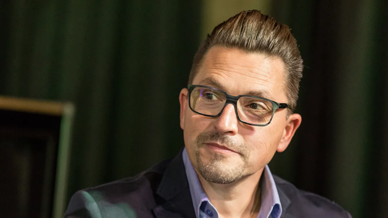 Ákos meglepő titkot árult el a zenei munkásságáról