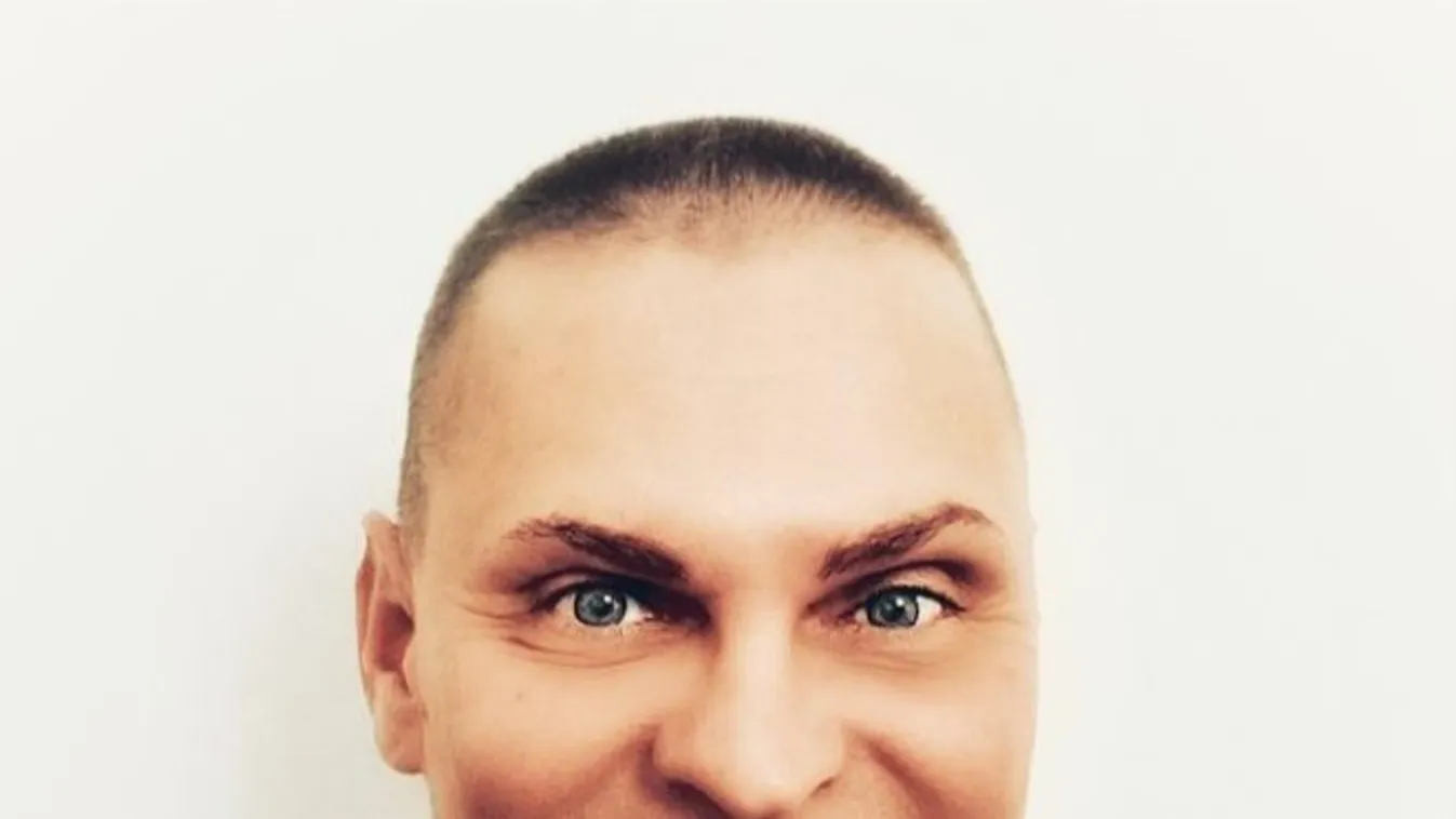 20-25 sittes zsáknyi holmival költözött vissza Budapestre a népszerű magyar zenész