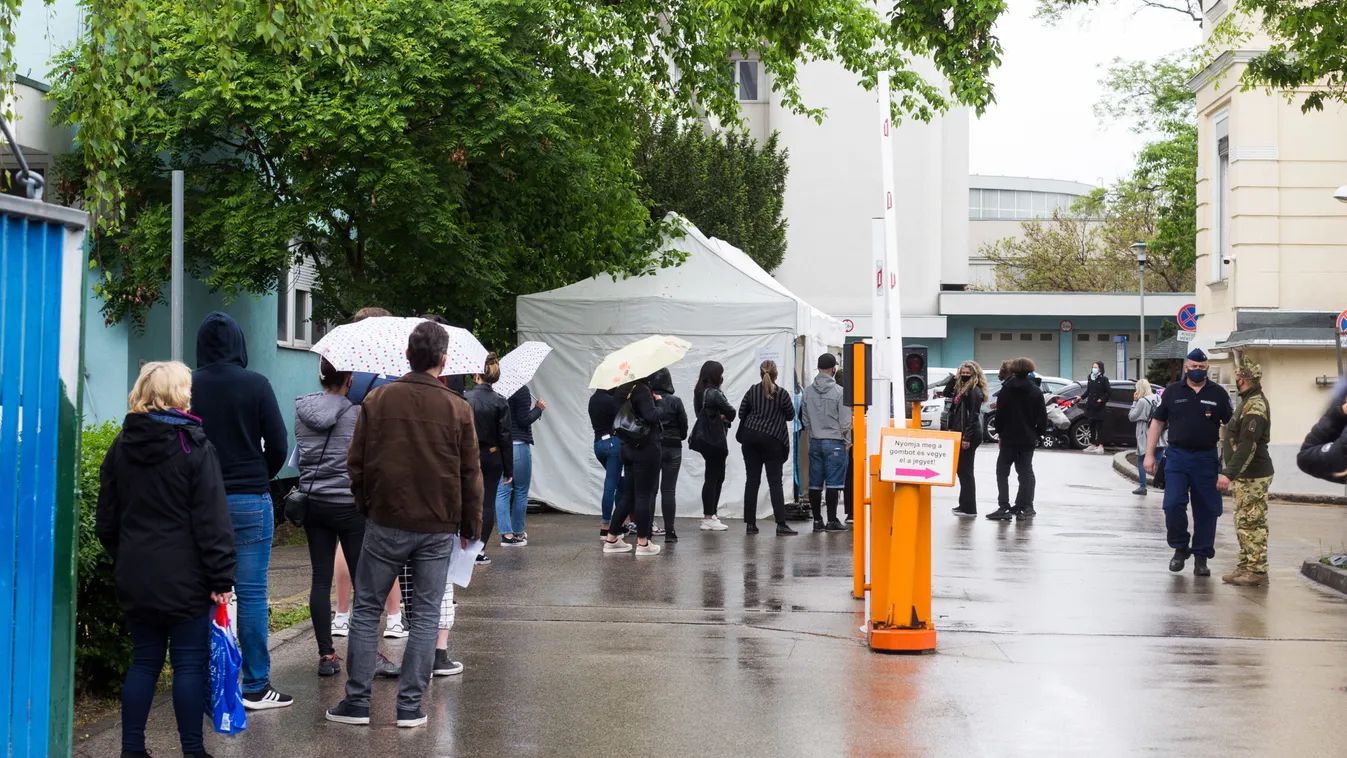 Elkezdődött a fiatalok oltása: sorban álltak a vakcináért a tinédzserek