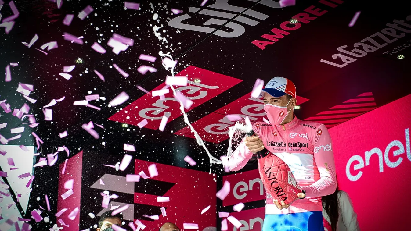 Így még nem láttad az új magyar csodagyereket: Trikó nélkül biciklizik Valter Attila – Fotó