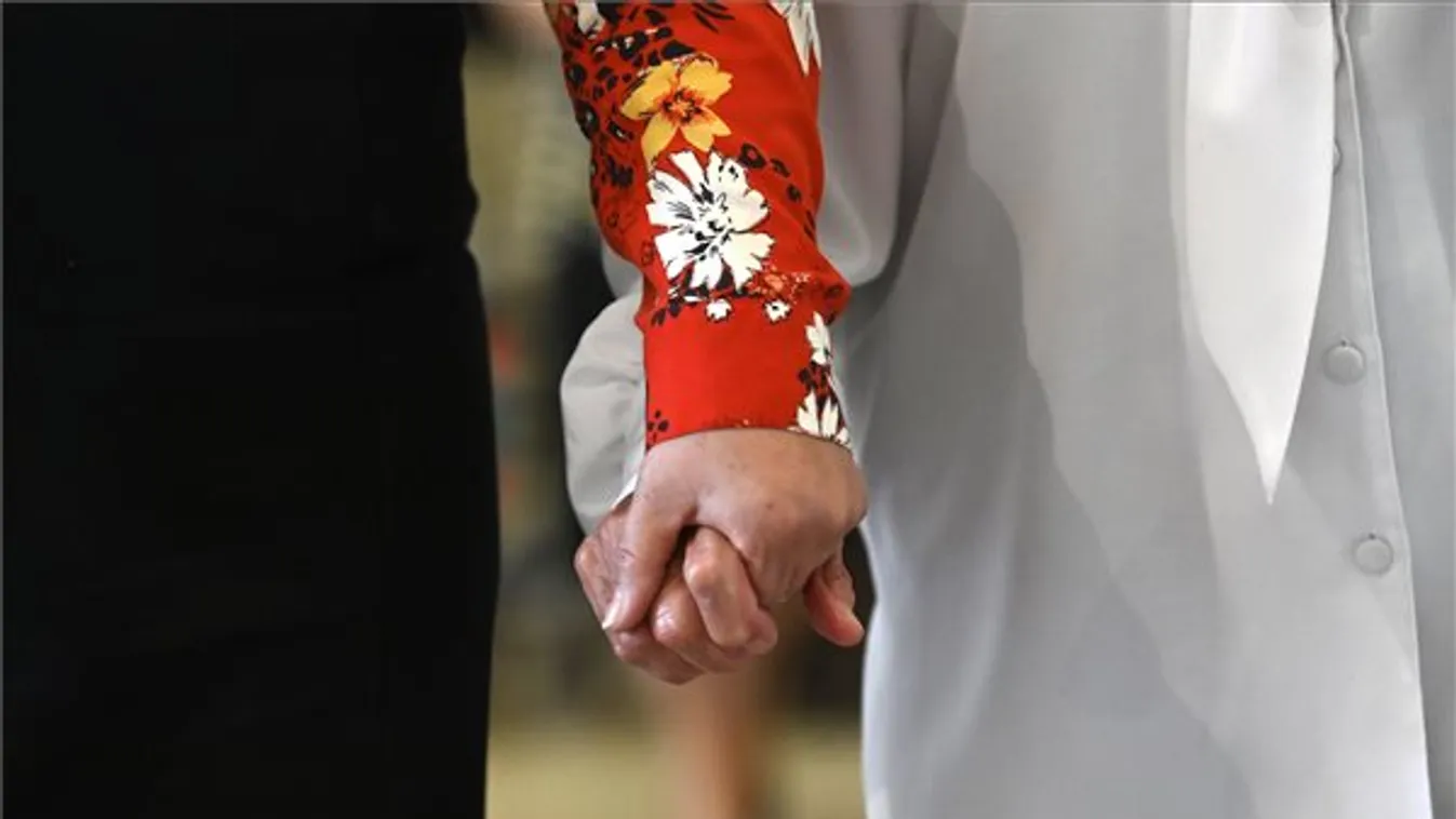 Képeken, ahogy egymás nyakába borulnak a családok az idősotthonokban