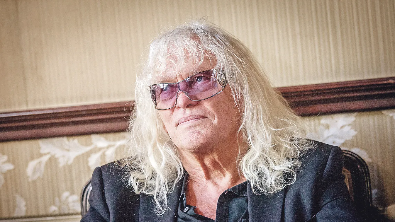 Kóbor János bevallotta: csinos feleség és egy kiskamasz lány tartja fiatalon