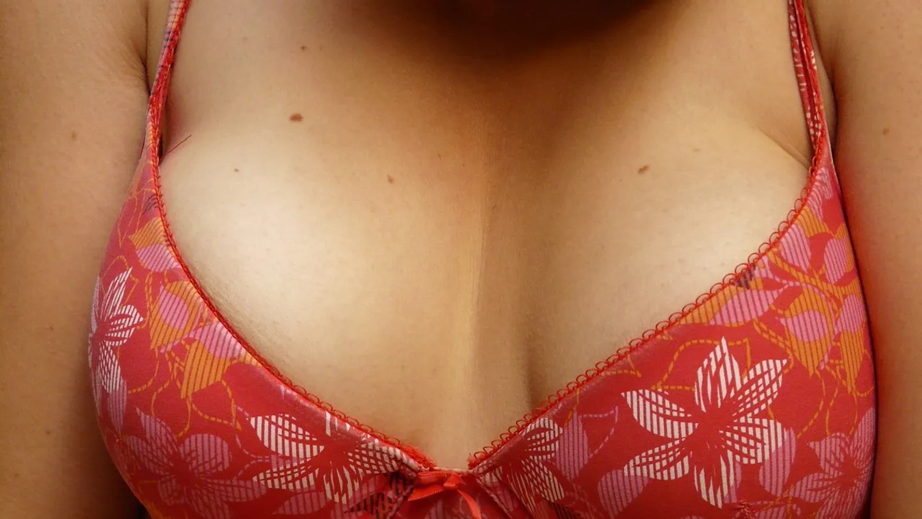 Olyan melleket villantott a kis vörös bögyös, hogy öröm nézni a szelfijét