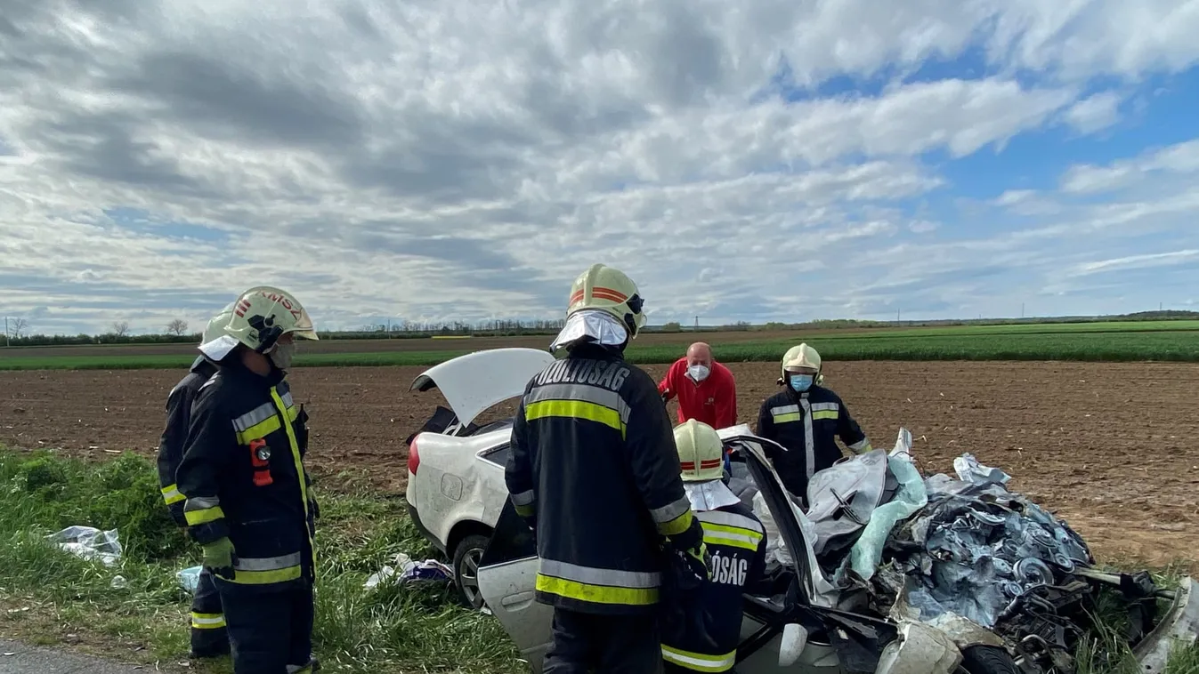 Sokkoló fotók: felismerhetetlené roncsolódott az autó a celldömölki balesetben