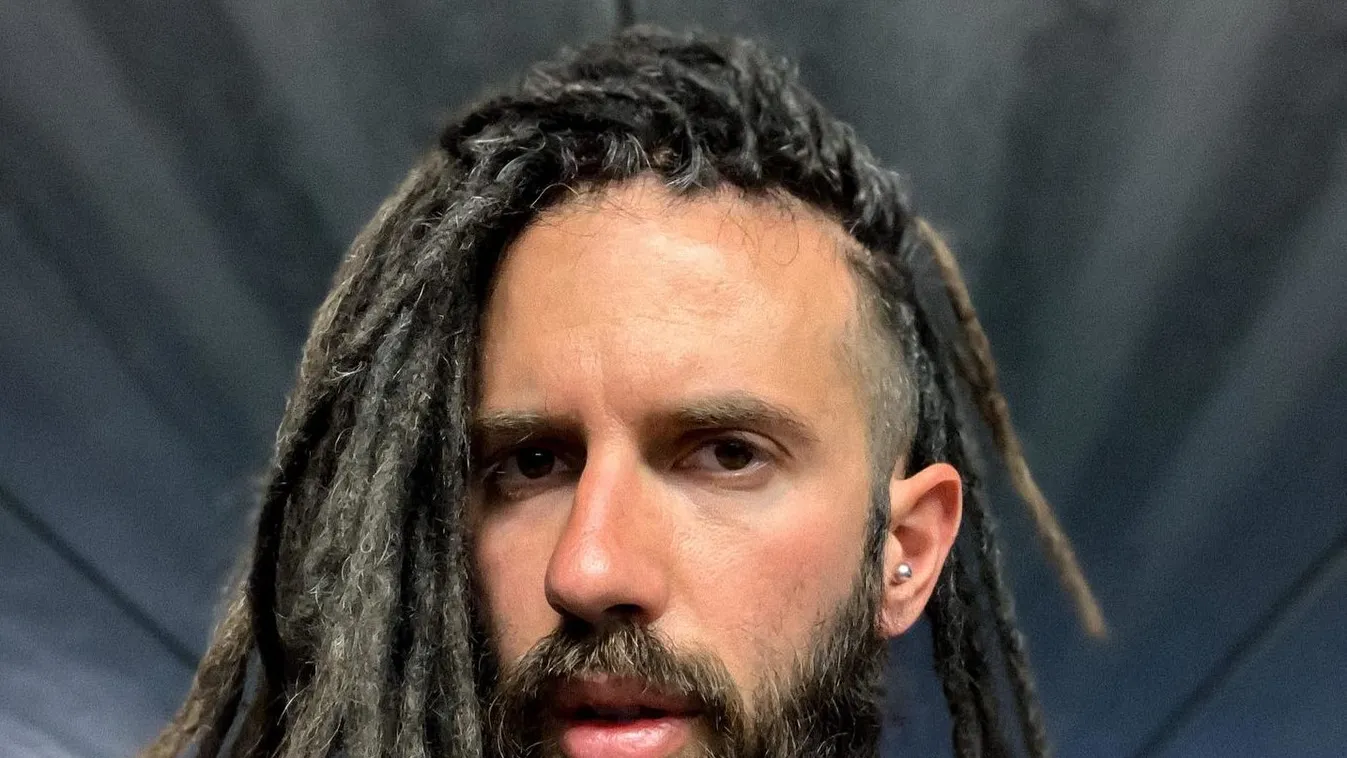 Megdöbbentő dolgot tett a nyílt utcán a magyar énekes, fel sem volt öltözve rendesen - Fotó