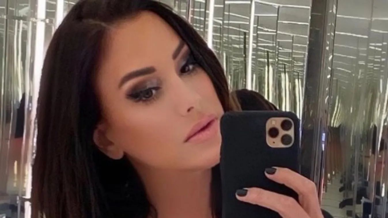 Korhatáros fotó: Vajna Timi befotózott a lába közé