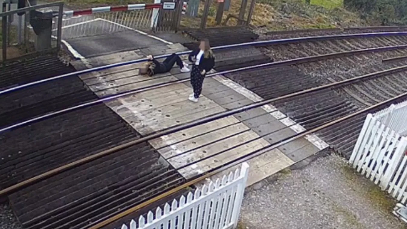 Sokkoló: a vonatsíneken fekve játszott két fiatal lány a mobiljával - Videó