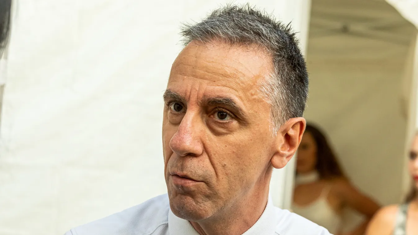 Sürgősen kiürítették a LifeTV épületét, Csonka András és Ábel Anita is az utcán várakozik