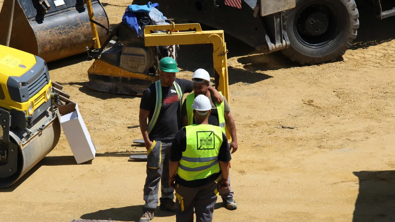 Nem halad az építés: azóta is csak ásítoznak a melósok a Lánchídon – Fotók