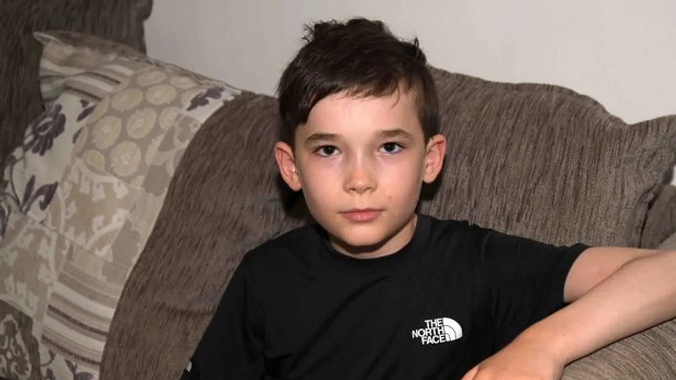 Megszakad a szív: rejtélyes betegség miatt kerekesszékbe került egy 10 éves kisfiú