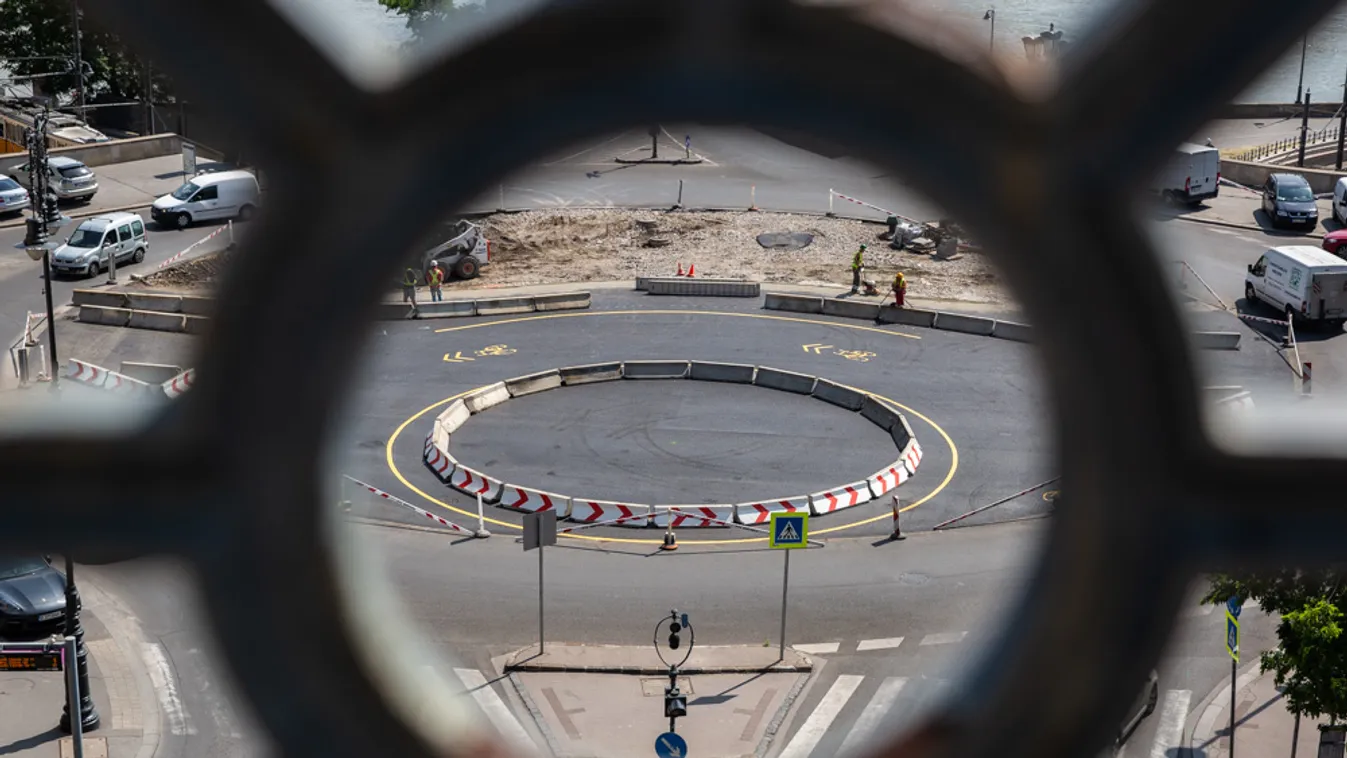 Karácsony életveszélyes újítása: biciklisáv a körforgalomban! – Mi lesz itt még?! Videó