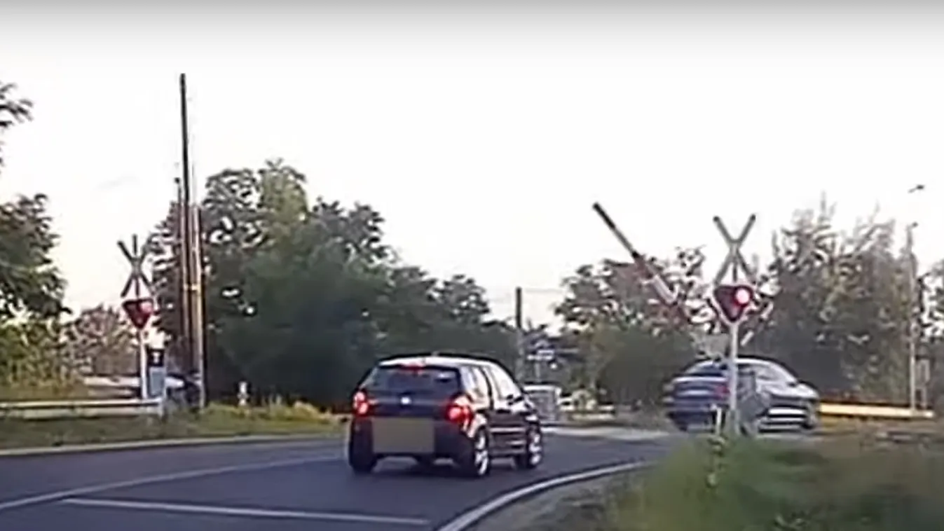 Sokkoló: a piros jelzés ellenére, a lezáródó sorompók között száguldott át egy sofőr - Videó