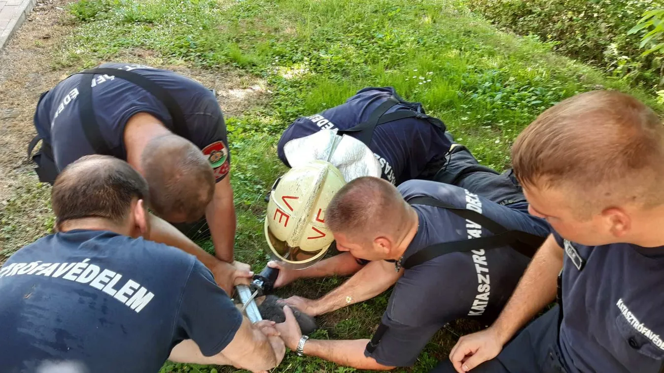 Szerencsétlen baleset: Szellőzőnyílásba szorult a feje, ez vár rá - Fotó