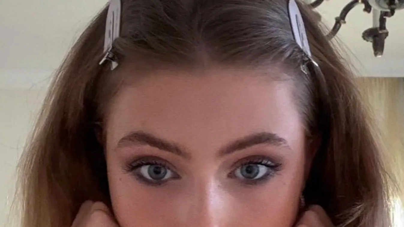 Extrém bikiniben kapták le a magyar sztáranyuka gyönyörű tinilányát