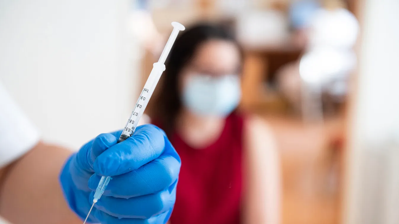 Itt vannak a friss adatok: már 5 millió 389 ezer embert oltottak be Magyarországon