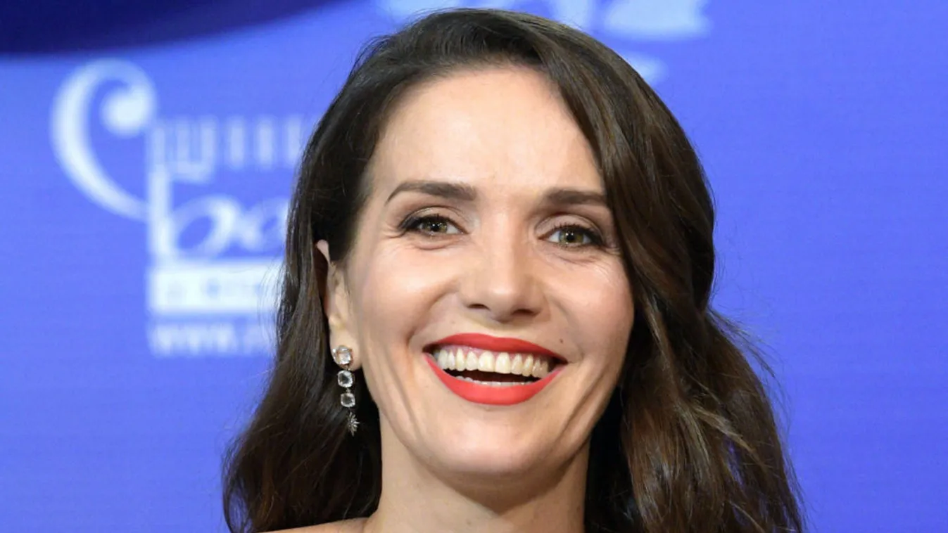 Melltartó nélkül, hetyke cickókkal mutatta meg új, szőke fürtjeit a Vad angyal - Fotók