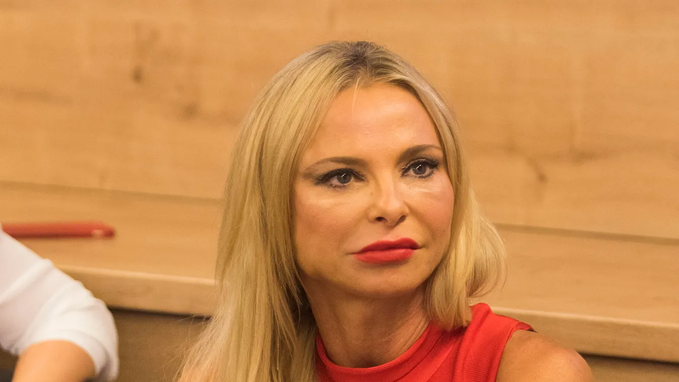 Örömmel jelenti a luxusfeleség: Végre felszabadult az ágya