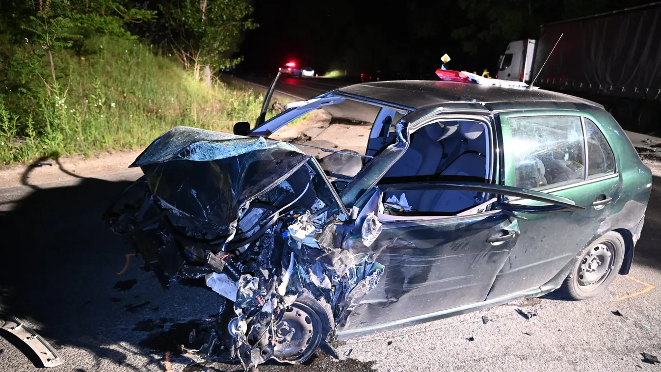 Vérfagyasztó fotók: felismerhetetlenné tört az autó a váci halálos balesetben