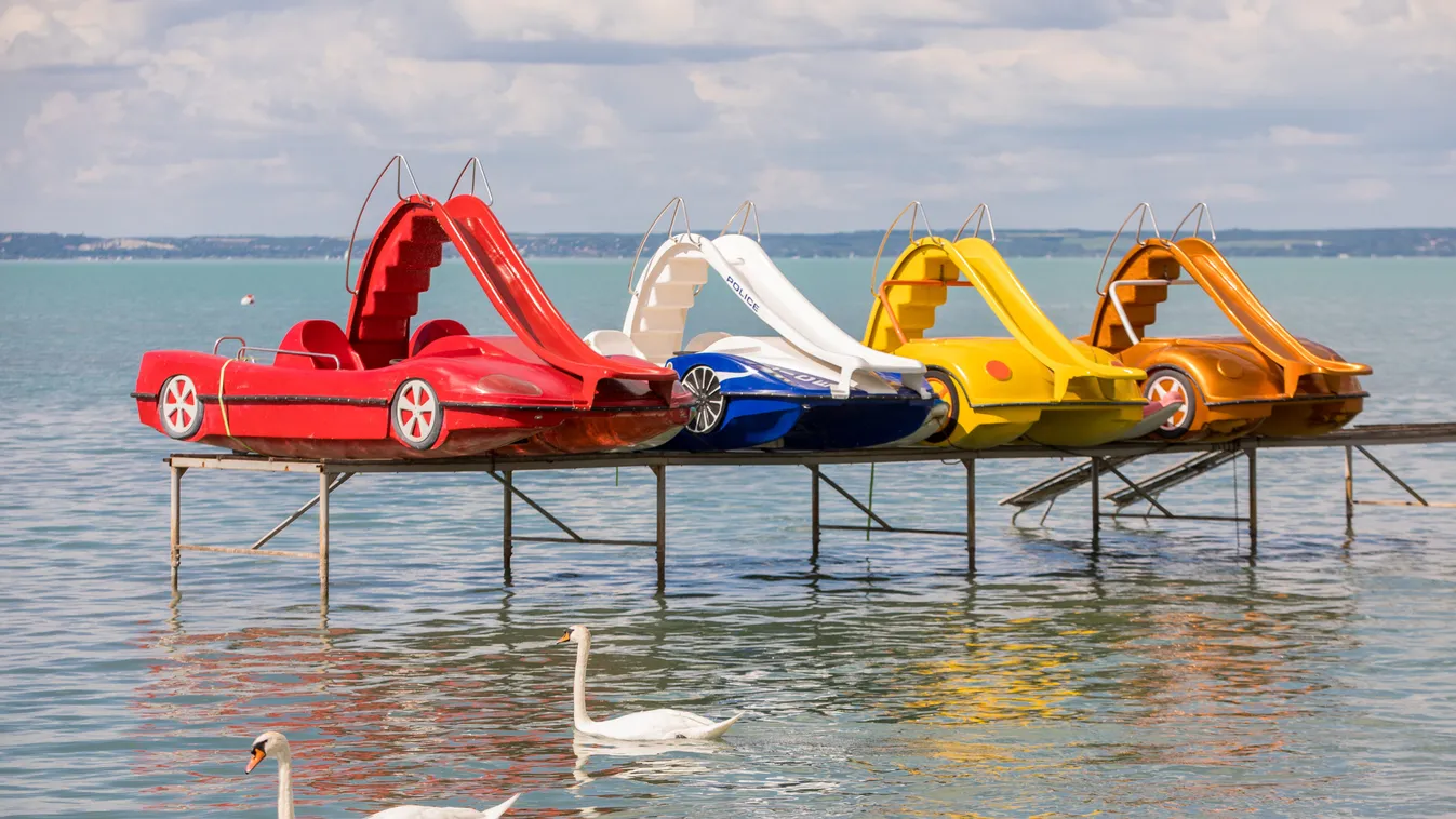 Meghalt egy 21 éves fiatal a Balatonon, leugrott a vízibicikliről
