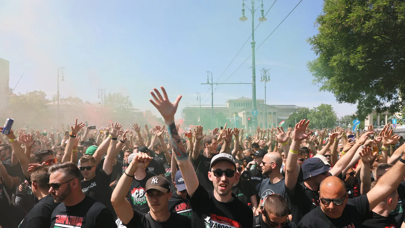 Megindult a többezres tömeg, élőben a drukkerek vonulása