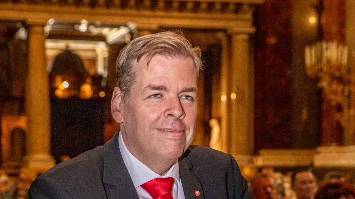 Költözés közben fotózták le a válófélben lévő magyar politikust, fáradtnak tűnik