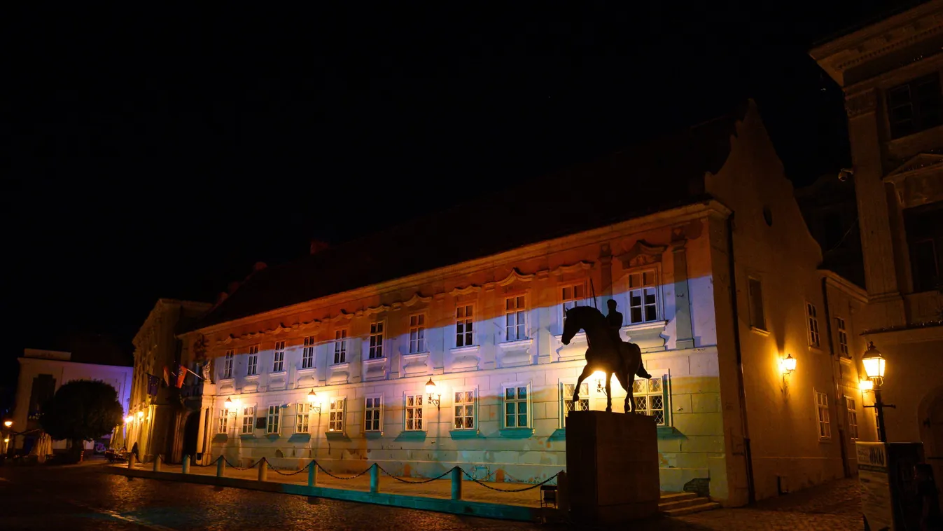 Nemzeti színben a Városháza Székesfehérváron