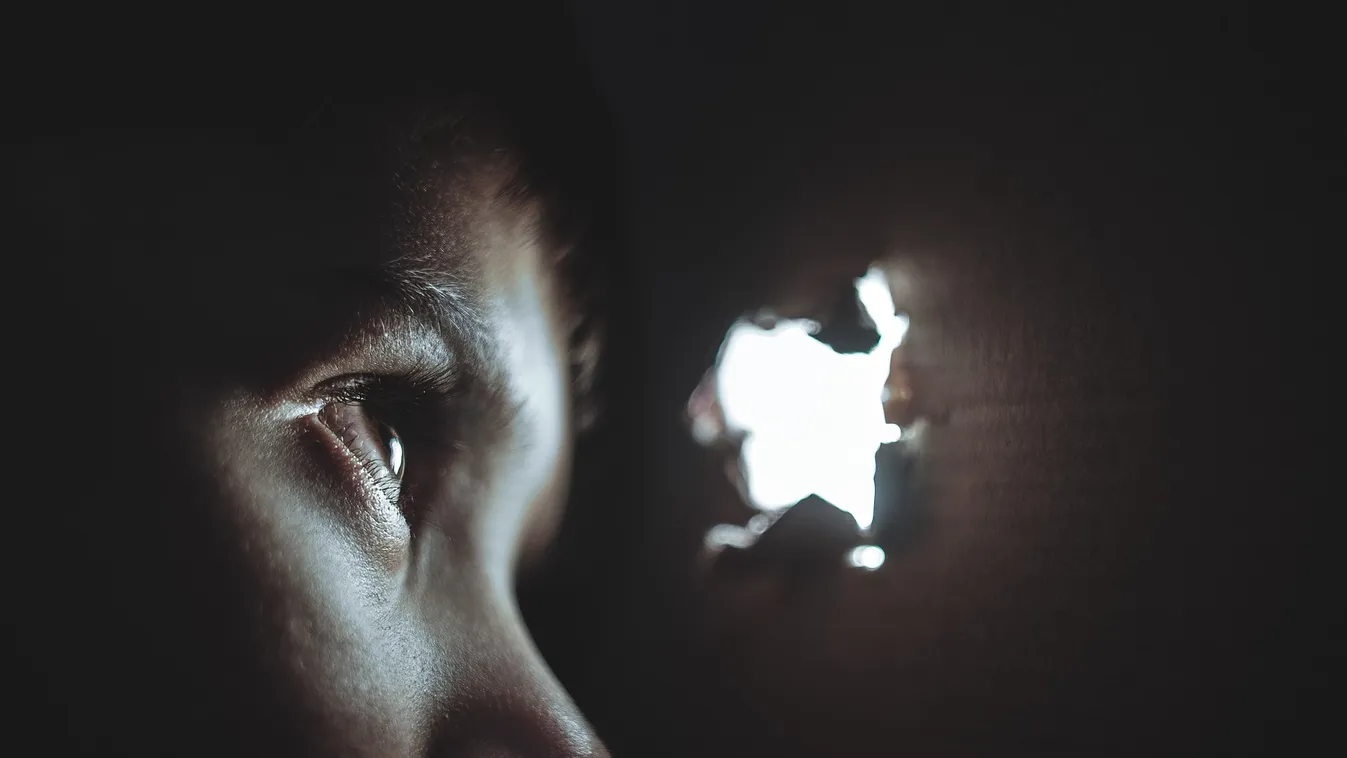 Szülei szeme láttára kínozta meg a gyerekeiket a betörő Tatabányán