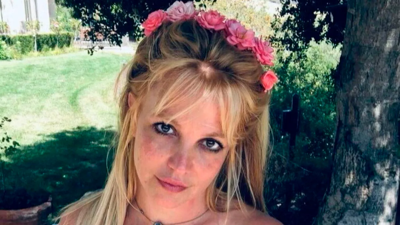 Britney újabb vonaglására nehéz szavakat találni, a melle is látszik - Videó