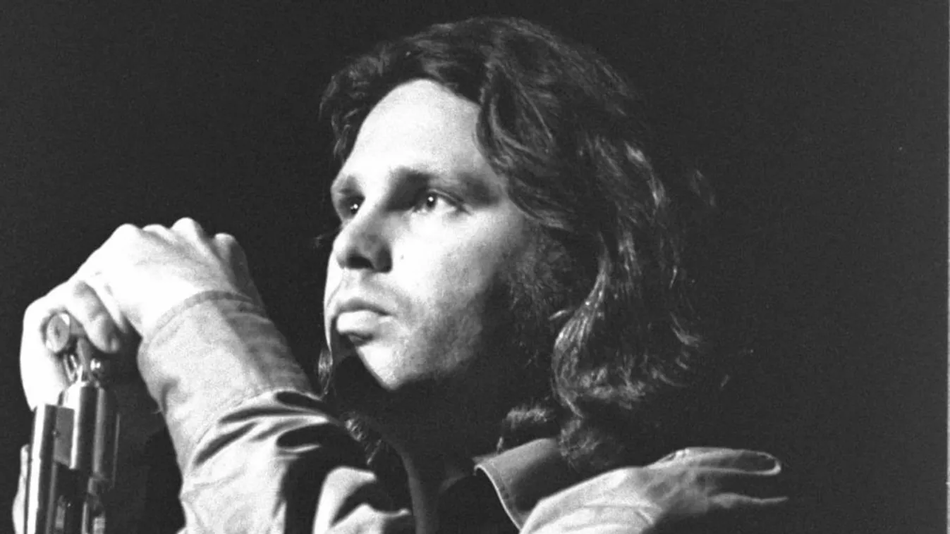 Megdöbbentő fotó: Így néz ki Jim Morrison sírja, magyar sztárpár járt ott