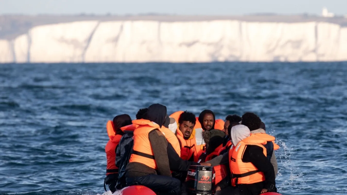 Brit belügyminiszter: a közösségi oldalaknak törölniük kell a migránspárti tartalmakat!