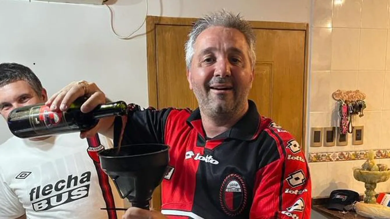 Beteges ünneplés az urnával, ezt művelte apja hamvaival a fociszurkoló