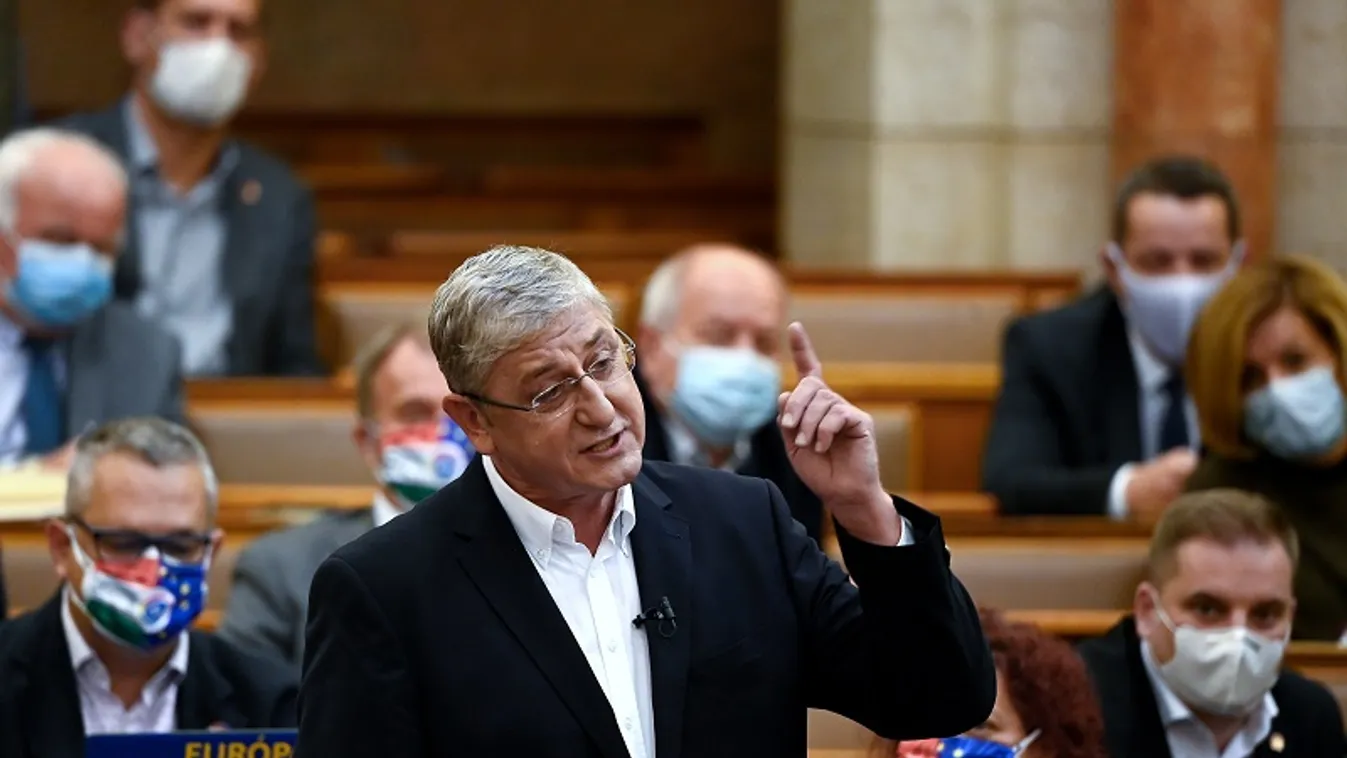 "Az előválasztás csak cirkusz a népnek" - írja a Momentum egykori külpolitikusa