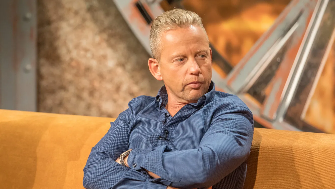 Nyolcéves kisfiún segít Schobert Norbi: Gép nélkül aludni sem tud