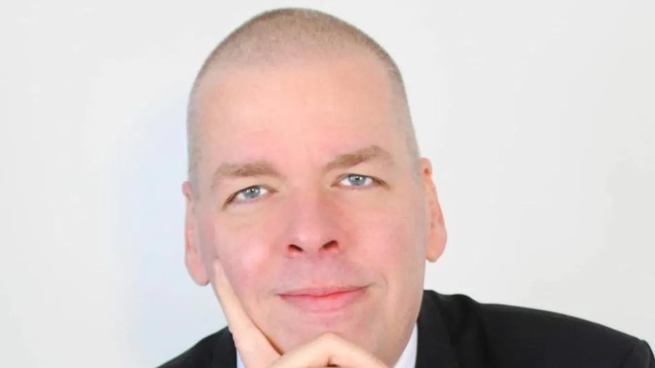 Különös dolgot művelt a hőségben a válófélben lévő magyar politikus