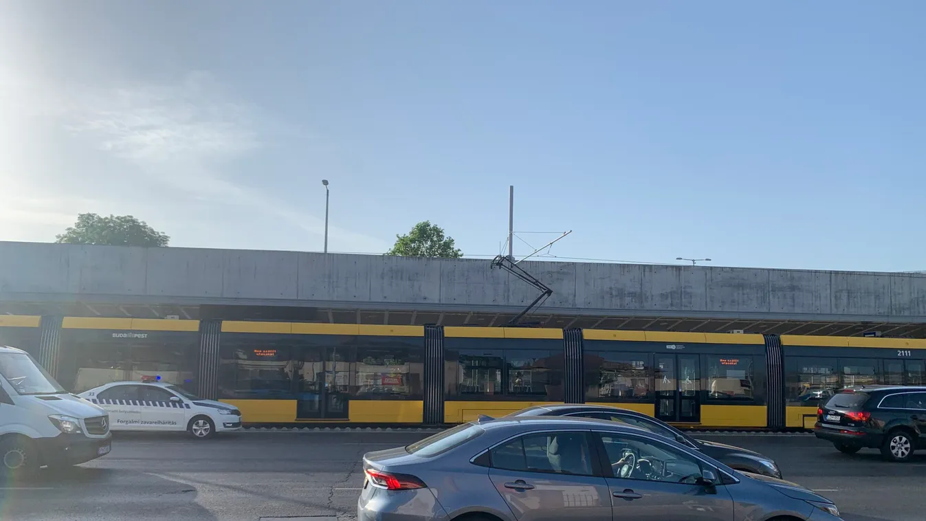 Teljes a káosz, leállt az 1-es villamos