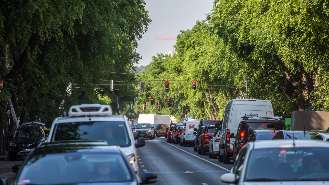 Teljes káosz: bedöntötte a budapesti közlekedést a Lánchíd lezárása