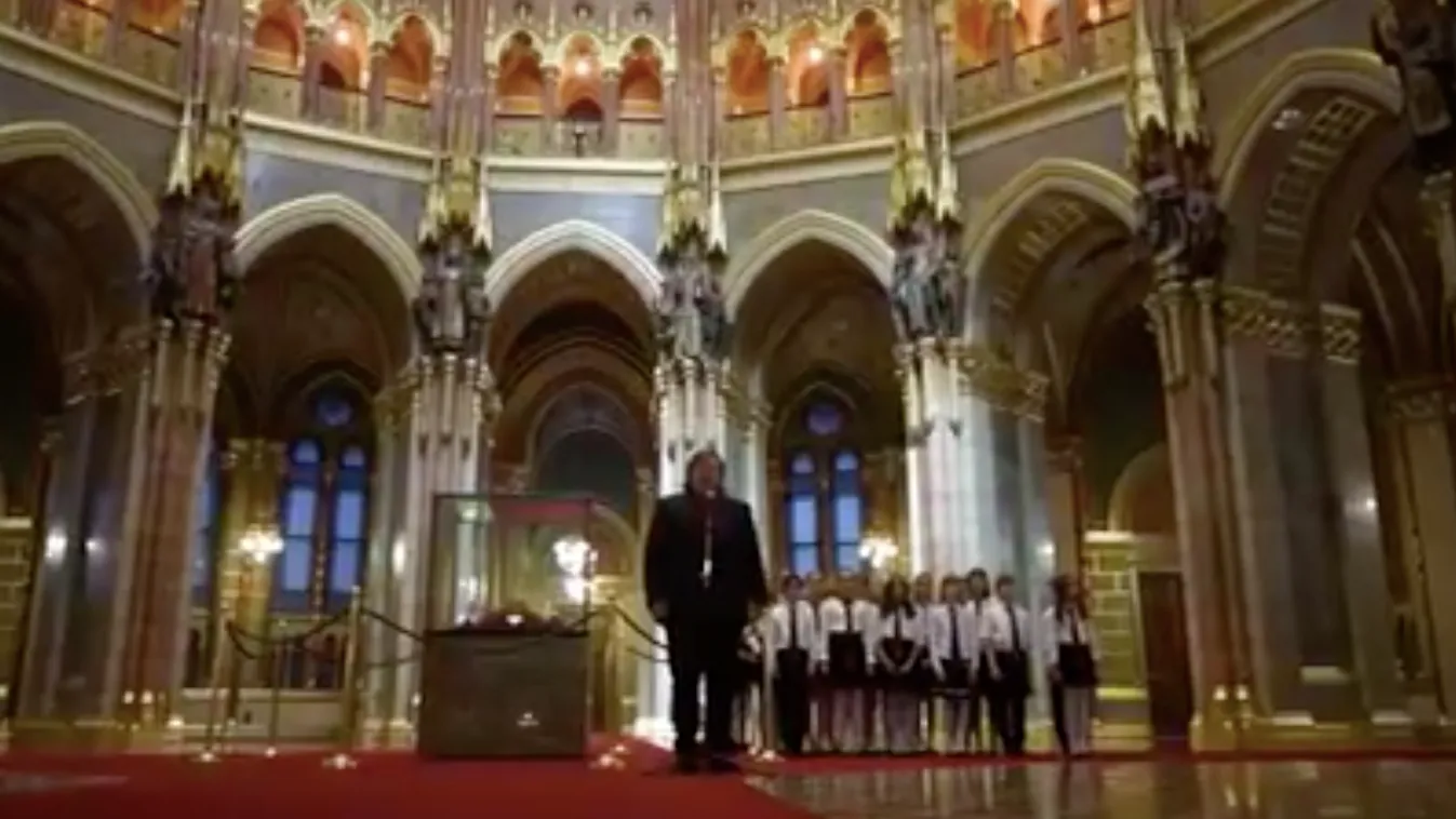 Szarka Tamás a Szent Koronánál énekelte el az Összefogás dalát