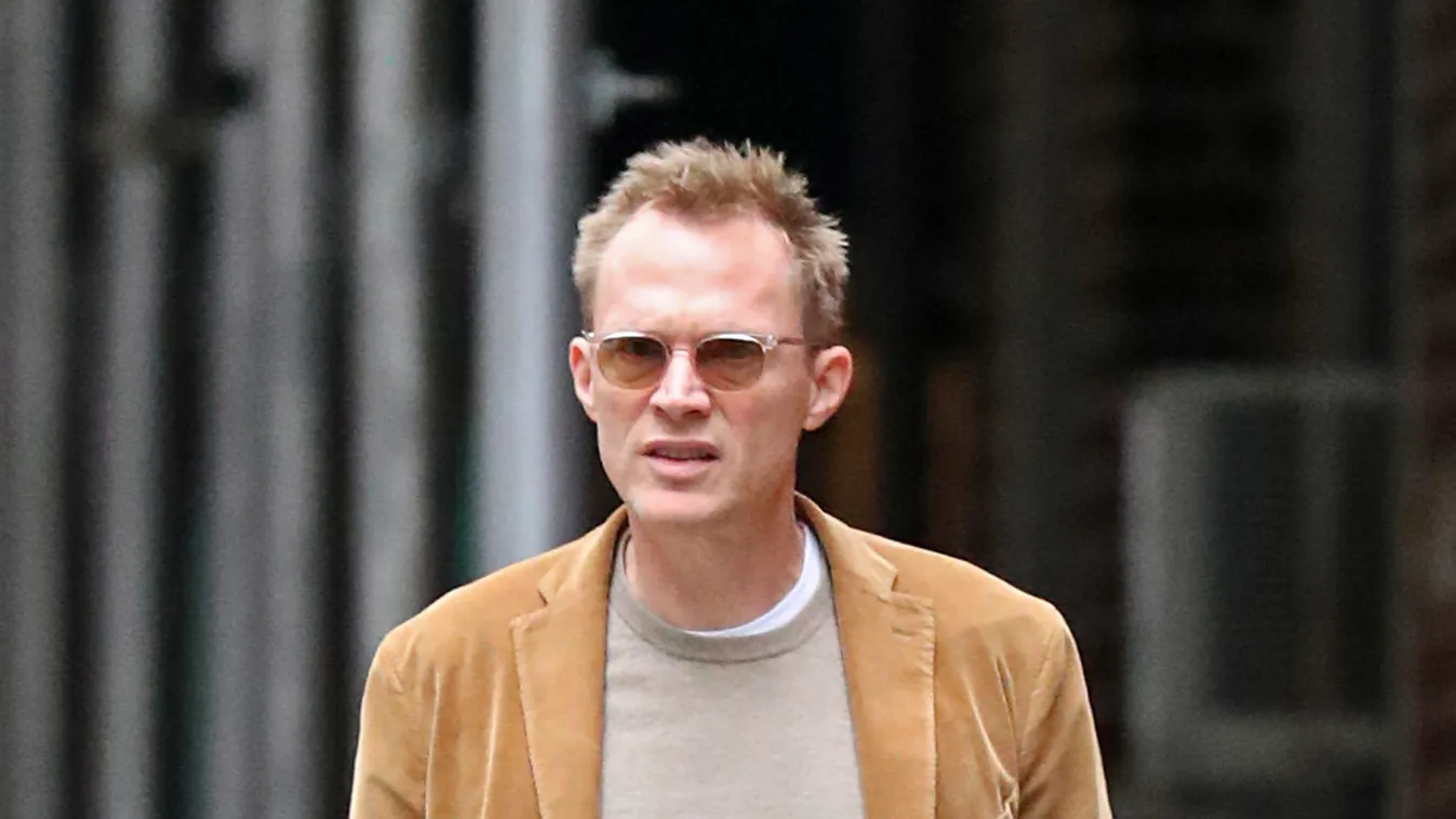 Furcsa fotó készült a nyaraláson: Mit keres az óriási szerszám a sztárszínész hátán?