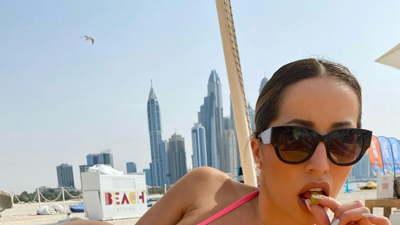 Belepirulsz, apró bugyiban tárta szét a combjait a napozó kebelcsoda