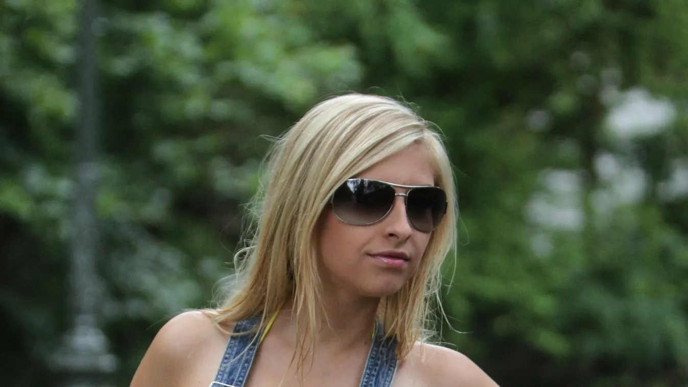 Kíméletlenül átdöfi a szexi modell mellbimbója az átlátszó ruhadarabot