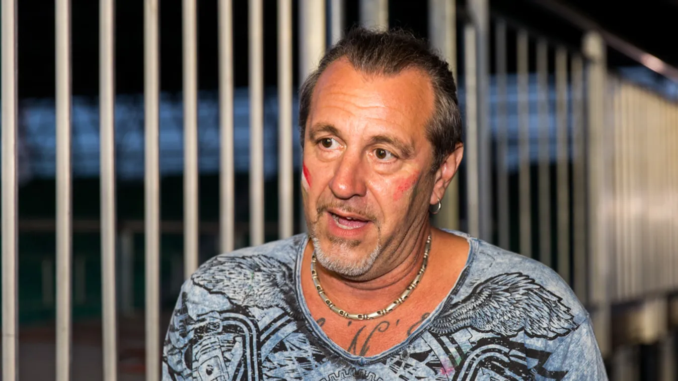 A csajok miatt nem lett profi focista a magyar zenész