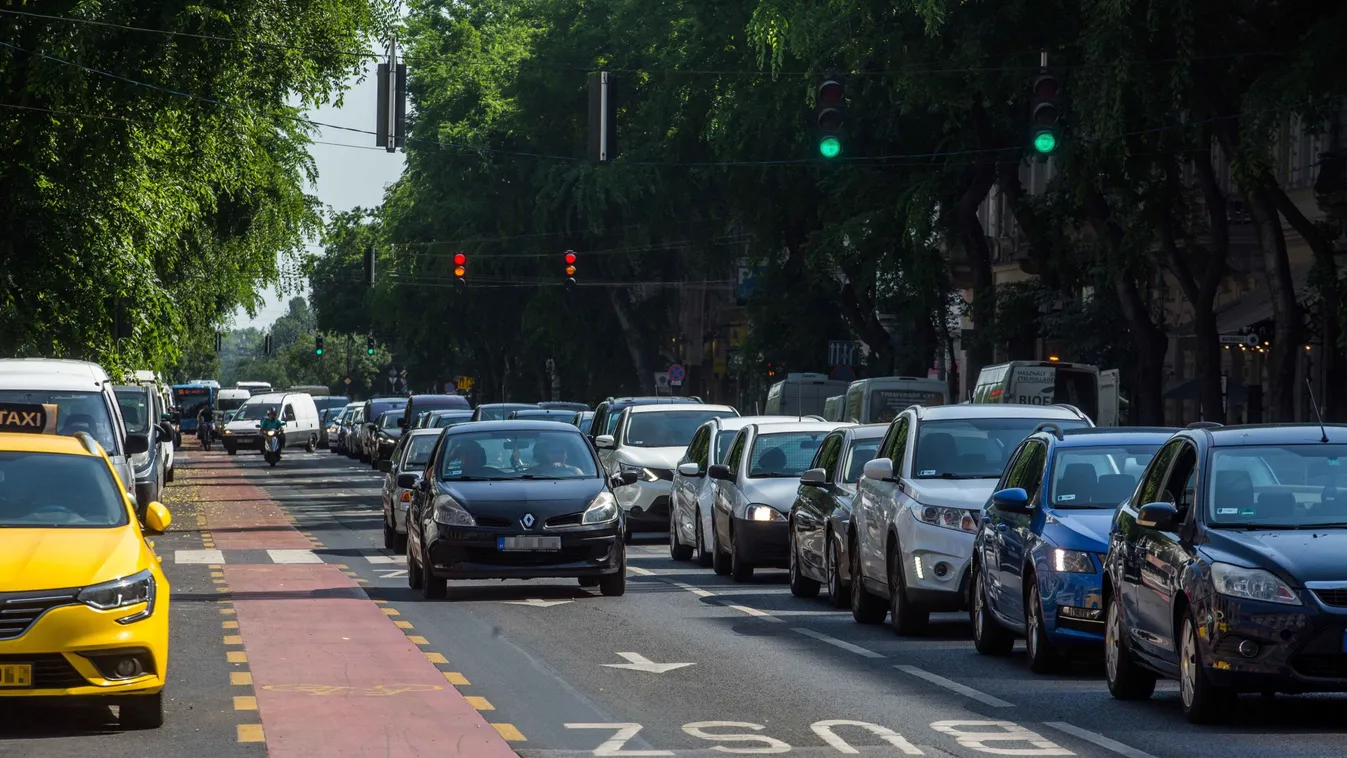 Elegük van a budapesti autósoknak, közel egy órával megnőtt az átlag menetidő