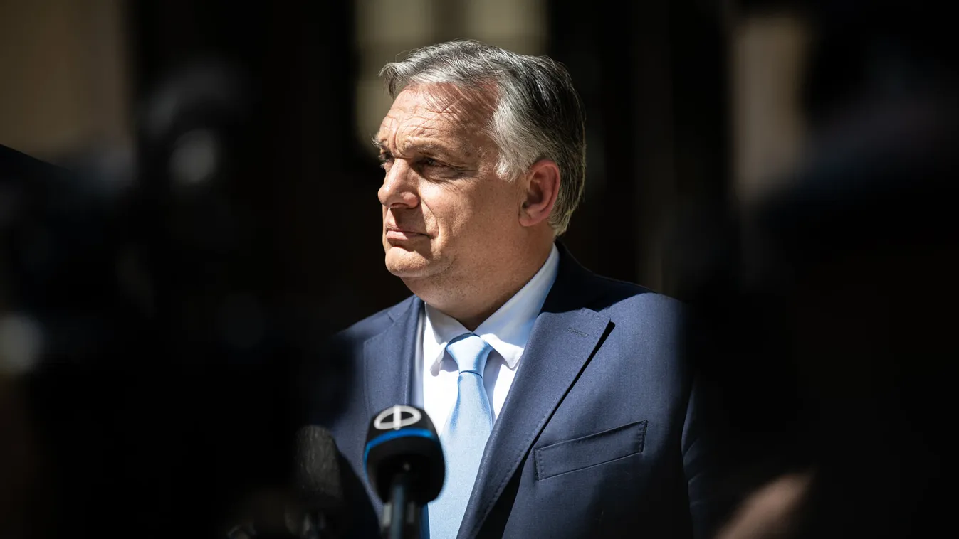 "Egy éve tudjuk, milyen fontos egy ölelés" - különleges fotóval nosztalgiázik Orbán Viktor