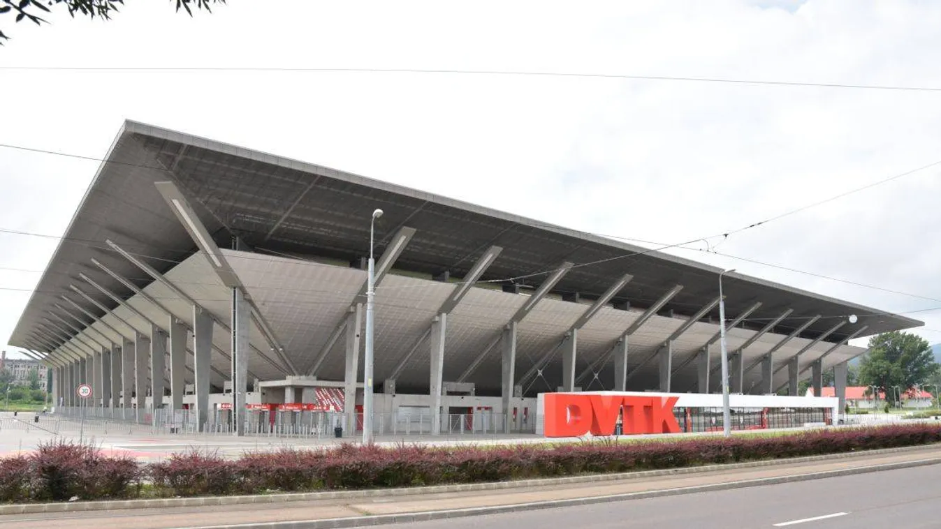 Miskolcon is "hajrá, magyarok!" a jelszó, nemzeti színekbe öltözik a DVTK-stadion