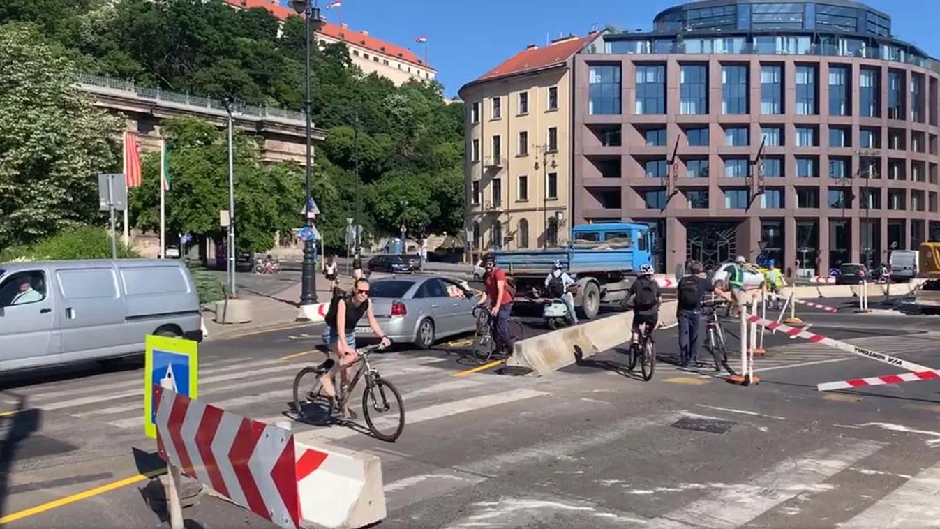 Ez kész életveszély: Fokozódik a káosz a Clark Ádám téri dühöngőben