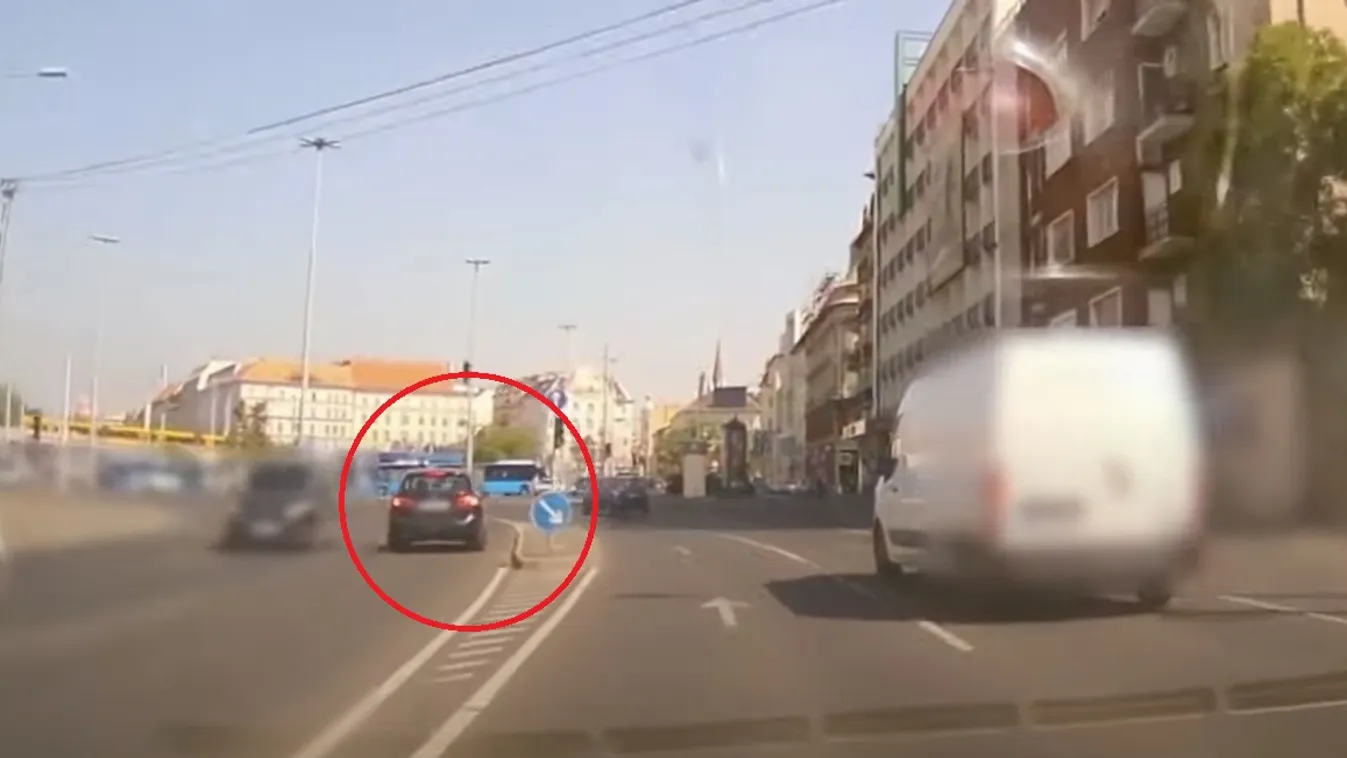 Forgalommal szemben hajtott egy autós a Boráros térnél - Videó