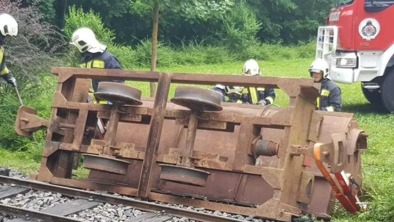 Tűzoltók mentették meg a gyereket, vasúti csille alá szorult - helyszíni fotók