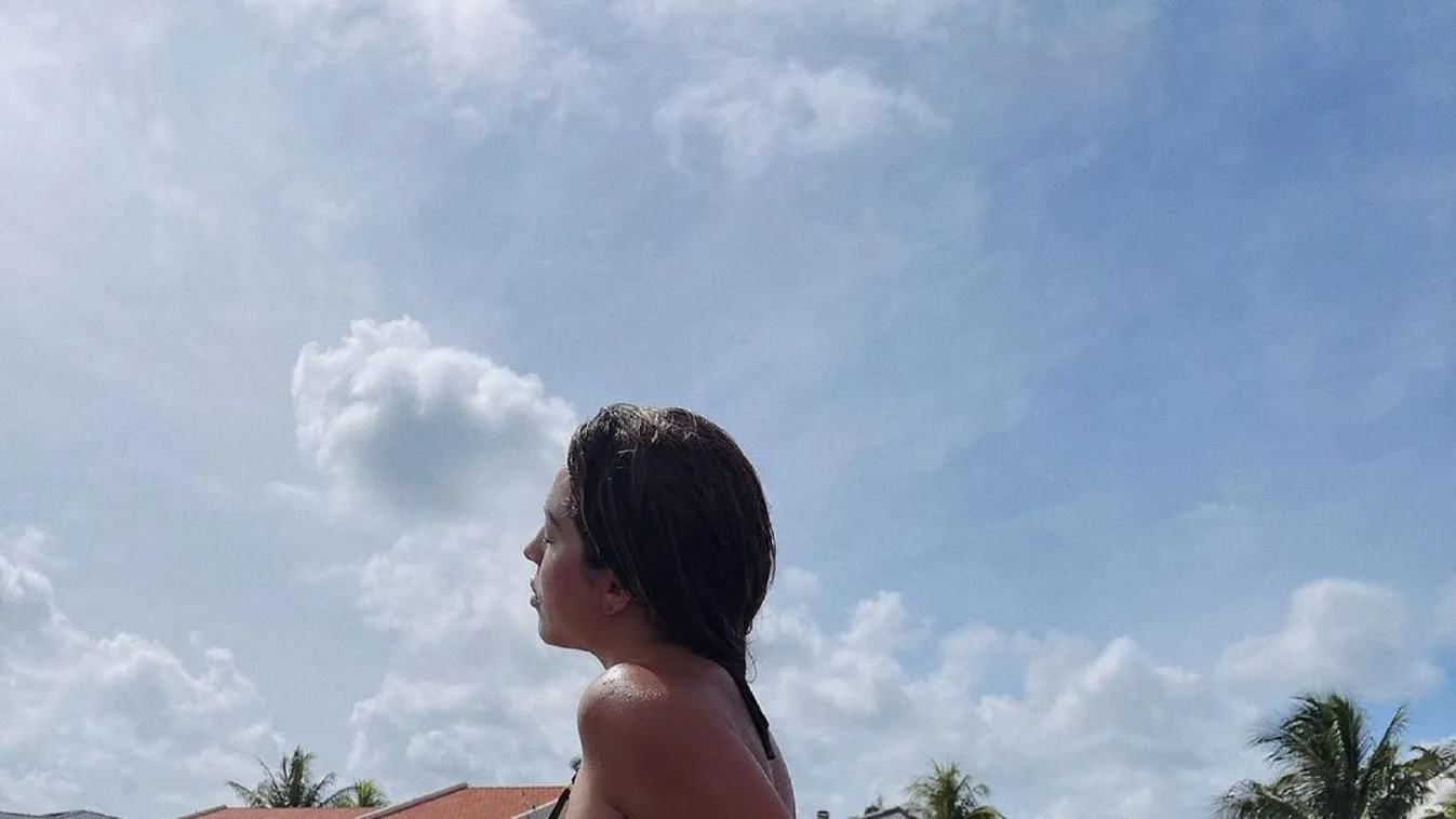 Szétpattantak a gombok a kebelcsoda blúzán, kibuggyantak ringó mellei