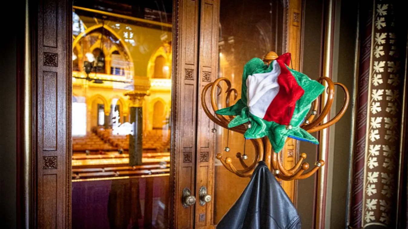 Bohócsapkát találtak a Parlamentben! Nem is kérdés, ki hordja