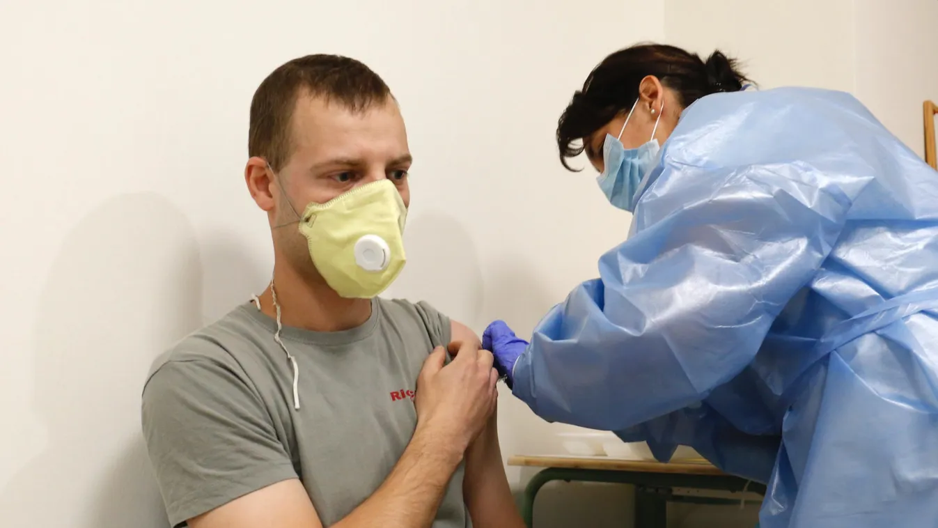 Itt vannak a friss adatok: már 5 millió 445 ezer embert oltottak be Magyarországon